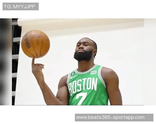 杰伦布朗轻松发挥9投5中贡献15分7篮板4助攻展现全能实力