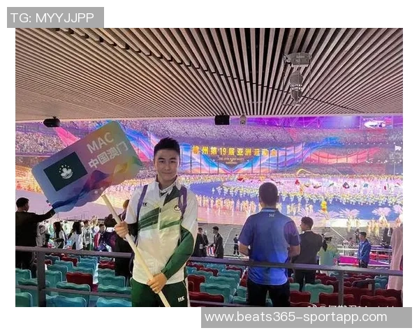 嫂子颜值爆表何猷君携妻儿共庆揭幕战与孩子生日欢乐时光